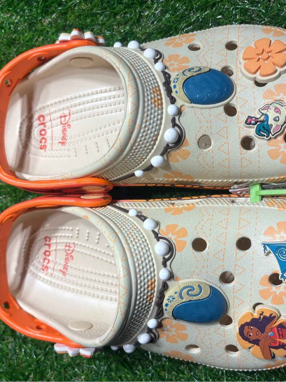 Disney x Crocs Kids Cream & Orange The Ocean Chose You Clog gibits included